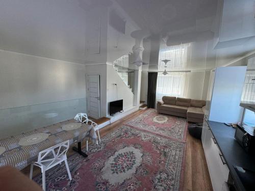 salon ze stołem i kanapą w obiekcie Opera apartment w Kiszyniowie