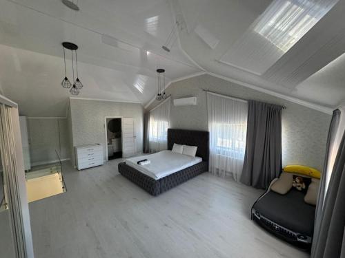 sypialnia z łóżkiem i kanapą w pokoju w obiekcie Opera apartment w Kiszyniowie