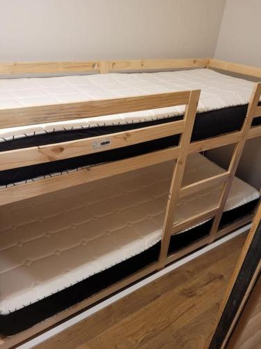 quelques lits superposés dans une chambre dans l'établissement PF Grand Studio lumineux, entièrement rénové 540 VALBERG, à Beuil