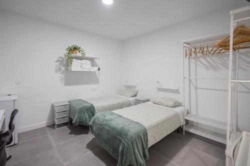 Mol-Terrace, En-Suite Bathroom, Fridge & TV