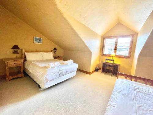 Ein Bett oder Betten in einem Zimmer der Unterkunft Arrowhead Village at Beaver Creek