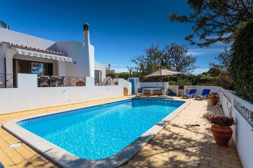 einen Pool im Hinterhof einer Villa in der Unterkunft Casa Floresta - Fabulous villa in Poço Partido