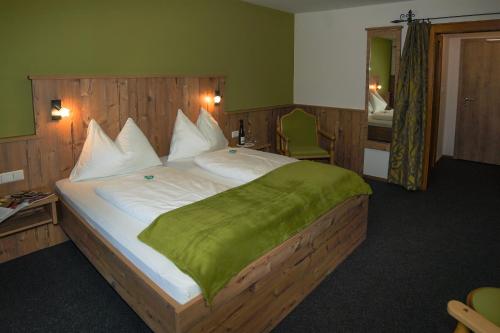 Postel nebo postele na pokoji v ubytování Hotel Haus Lungau
