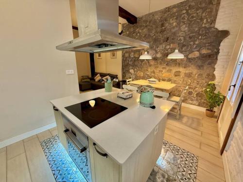 - une cuisine avec un îlot au milieu d'une pièce dans l'établissement Amuma Justina Etxea , Apartamento en casco antiguo, à Bermeo