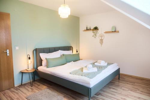 ein Schlafzimmer mit einem Bett in einem Zimmer in der Unterkunft MA Home - Ferienwohnung in Günzburg in Günzburg