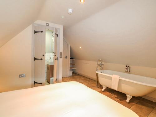 Habitación con baño grande con bañera. en Moles Cottage, en Blandford Forum