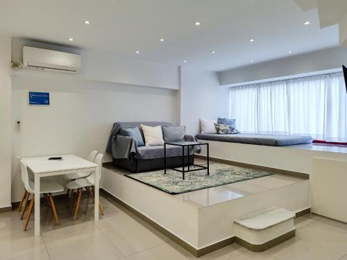 Ruang duduk di KYMA Apartments Athens 18