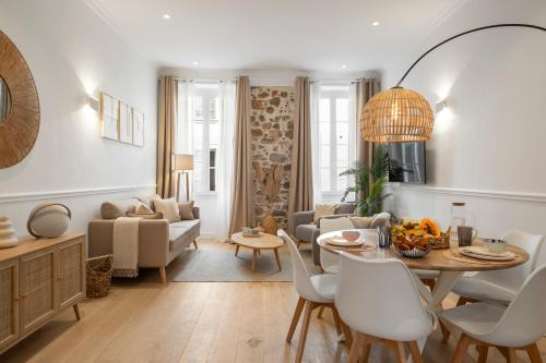 un salon avec une table et des chaises dans l'établissement Cannes heart, 3 BR, 3 Bath, 100m Palais & beach, à Cannes