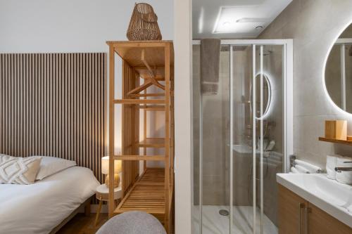 une salle de bain avec une douche, un lit et un lavabo dans l'établissement Cannes heart, 3 BR, 3 Bath, 100m Palais & beach, à Cannes