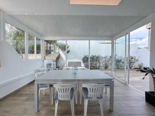 Casa com 2 suítes e terraço a passos do Mar #1958