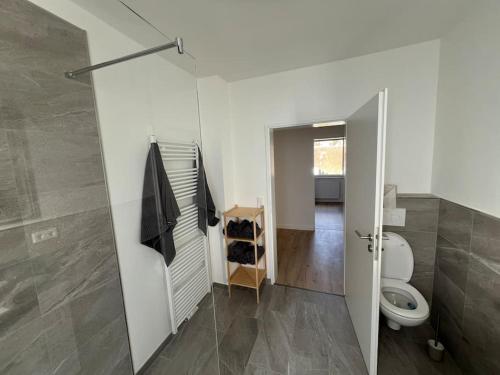 Bilik mandi di Schönes Haus in der Sailing City