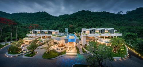 ムーシにあるHotel MYS Khao Yaiの山付きリゾートの空中ビュー