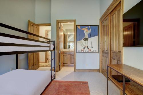 Ein Bett oder Betten in einem Zimmer der Unterkunft Arrowhead Village at Beaver Creek