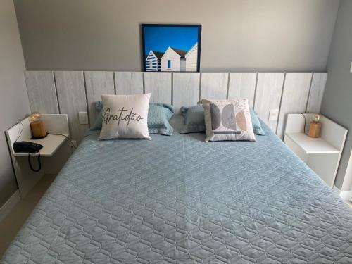 a bedroom with a large bed with pillows on it at Hotel em CABO FRIO Cond Royale - Av Assunção 239 Bairro Passagem ap 305 in Cabo Frio
