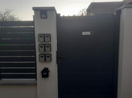 Une fermeture d'un mur avec des horloges dans l'établissement Love Room Glamour, à Tremblay-en-France