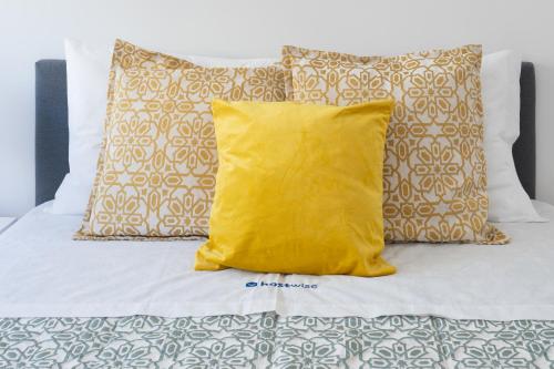 Katil atau katil-katil dalam bilik di Host Wise - Sweet Sunny Flat with Balcony