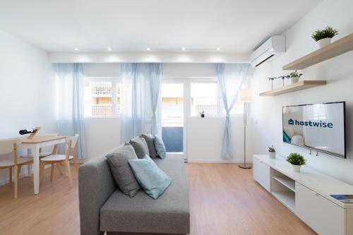 Ruang duduk di Host Wise - Sweet Sunny Flat with Balcony