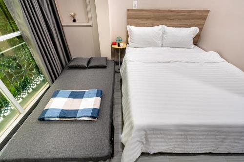 Una cama o camas en una habitación de Hoàng Quỳnh Hotel