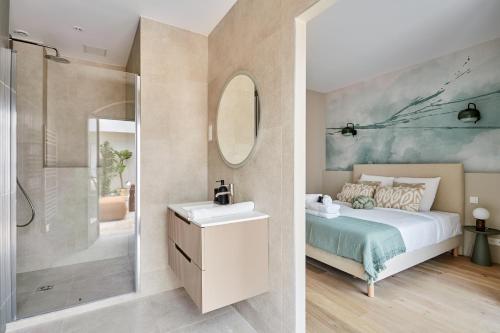 une salle de bain avec un lit, une douche et un lavabo dans l'établissement Résidence Le Marais by Studio prestige, à Paris