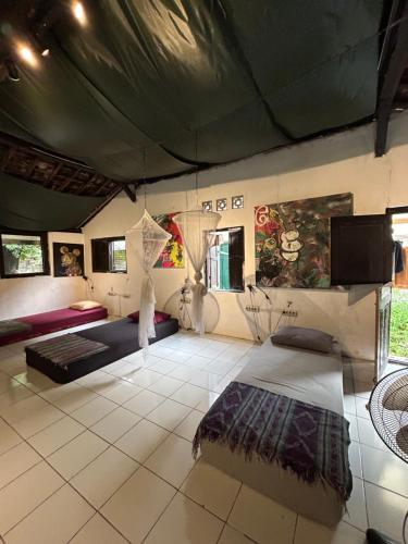 Una cama o camas en una habitación de Losmanos Hostel