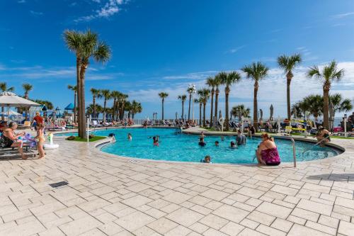 Bazén v ubytování Newly Renovated Paradise 8th Floor 2BR with Private Oceanfront Balcony at Ocean Walk Resort nebo v jeho okolí