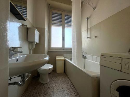 a bathroom with a sink and a tub and a toilet at Appartamento centro Sondrio in Sondrio