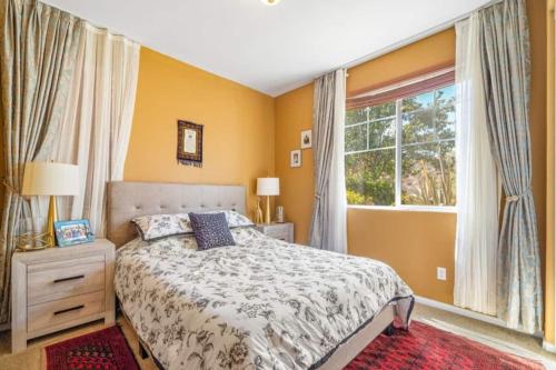 un dormitorio con una cama y una ventana en Large home- sleeps 16, en Fallbrook