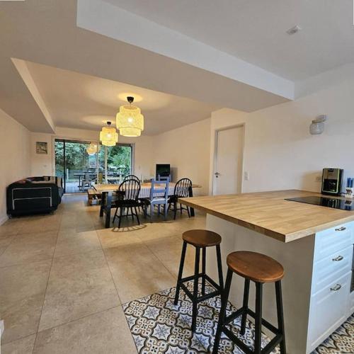 une cuisine et un salon avec une table et des chaises dans l'établissement La Litoise, à Lit-et-Mixe