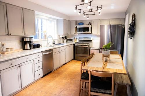 Η κουζίνα ή μικρή κουζίνα στο Scotts Flat Lakeside Retreat