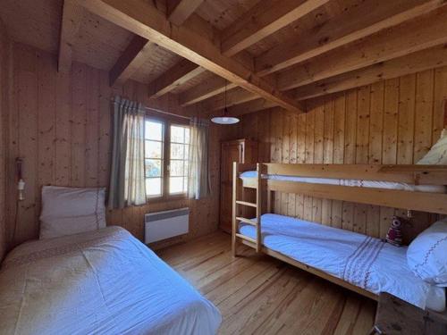 - une chambre avec 2 lits superposés dans une cabane en rondins dans l'établissement Chalet spacieux, 14 pers., proche pistes, cheminée, terrasse, WIFI, parking, Crest-Voland - FR-1-733-77, à Crest-Voland