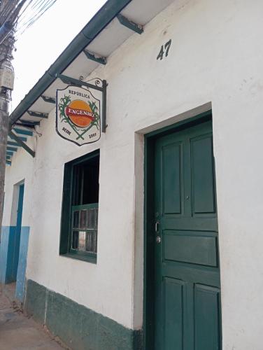 a green door on the side of a building at República Engenho Quarto Casal in Ouro Preto