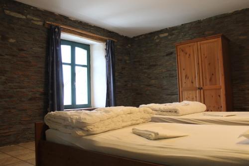a bedroom with two beds and a window at Gîte L'Olivier à Filly - Nadrin, entre Houffalize et La Roche-en-Ardenne in Houffalize
