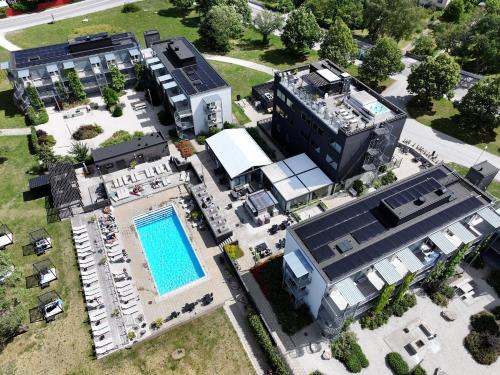 Bazén v ubytování First Hotel Kokoloko nebo v jeho okolí