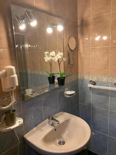 a bathroom with a sink and a mirror at Vacacional Tegueste 2ºA in Vecindario