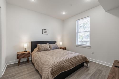 ein Schlafzimmer mit einem Bett und einem Fenster in der Unterkunft Libby Hill Apt - TH09 - Tourist Homes of Richmond in Richmond