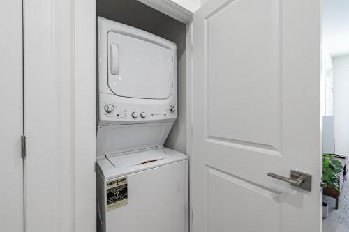 einem weißen Kühlschrank mit Gefrierfach in einer Küche in der Unterkunft Libby Hill Apt - TH09 - Tourist Homes of Richmond in Richmond