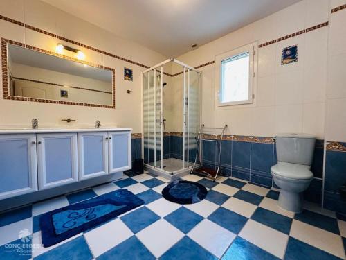 une salle de bain avec une douche, des toilettes et un lavabo dans l'établissement Spacieuse et confortable villa avec piscine - L'Impériale, à La Tremblade