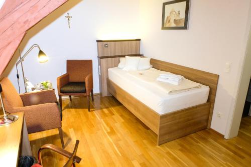 Postel nebo postele na pokoji v ubytování Kloster Schöntal