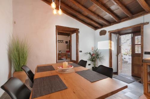 a dining room with a wooden table and chairs at Casa Canaria Finca Real in La Laguna