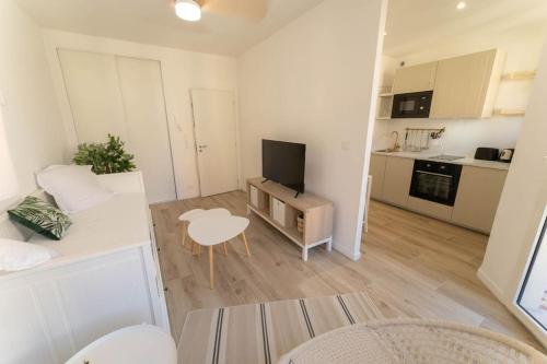 Il comprend un petit salon avec une table et une cuisine. dans l'établissement PF1 Studio terrasse, Centre, Proche Tramway, à Nice