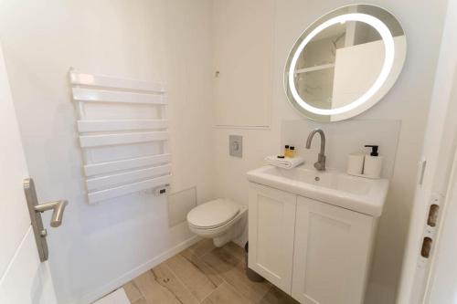 La salle de bains blanche est pourvue de toilettes et d'un miroir. dans l'établissement PF1 Studio terrasse, Centre, Proche Tramway, à Nice