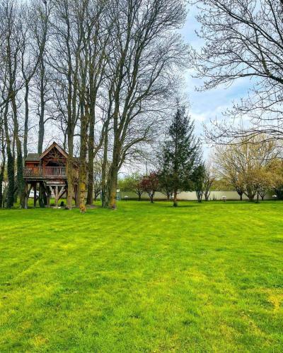 un kiosque au milieu d'une pelouse dans l'établissement Cabane insolite 2 p Jacuzzi Domaine du Marais 91 Magnolia, à Maisse