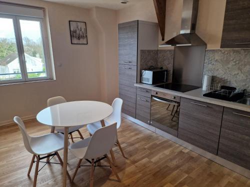 une cuisine avec une table et des chaises dans une pièce dans l'établissement appartement en pleine nature, à Sillery