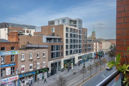 ダブリンにあるGuestReady - Cosy nest in Dublinの建物と通りのある都市の景色