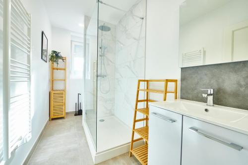 Ένα μπάνιο στο BE-2D Joli 3 pièces tout équipé pour 1-4 pers 2ème étage au centre de Mulhouse