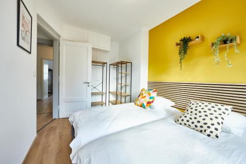 Ένα ή περισσότερα κρεβάτια σε δωμάτιο στο BE-2D Joli 3 pièces tout équipé pour 1-4 pers 2ème étage au centre de Mulhouse