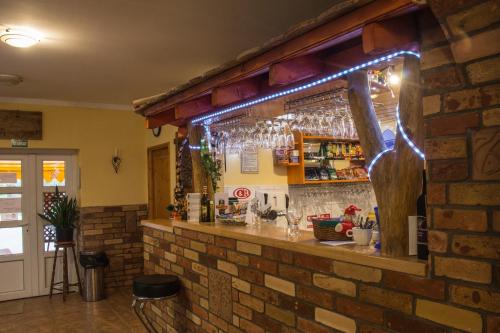 un bar en un restaurante con una pared de ladrillo en Verona Panzió, en Döbrököz