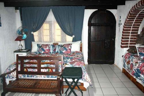 Un dormitorio con una cama y una silla y una ventana. en Unwind in Paradise, en Portobello