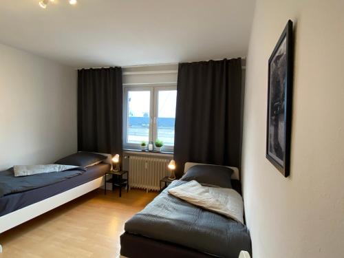 a bedroom with two beds and a window at Geräumige Monteurwohnung in infrastrukturell bester Lage in Lengerich