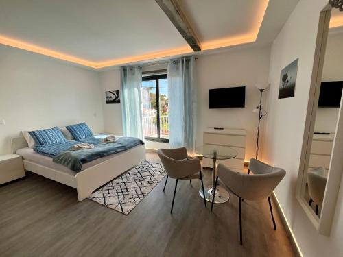 Μια τηλεόραση ή/και κέντρο ψυχαγωγίας στο SCIROCCO SUITES Madeira - Ocean View